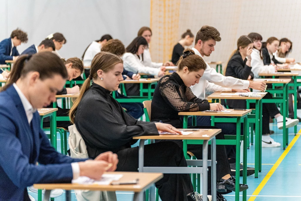 Maturzyści podczas rozwiązywania zadań egzaminacyjnych 