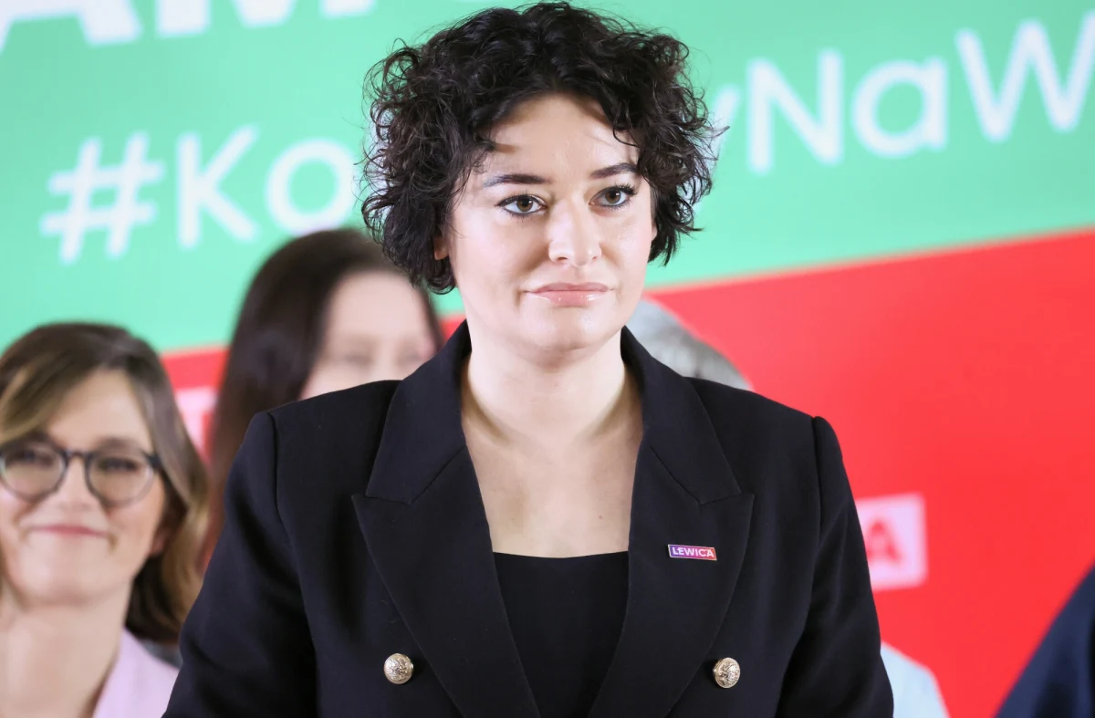 Najpierw było "wy...aj z tym spokojem Szymon Hołownia", dziś jest "przepraszam" i "dziękuję". Wygląda na to, że Anna Maria Żukowska i Szymon Hołownia zakopali topór wojenny. W dniach, gdy spór o aborcję nabierze w Sejmie specjalnej dynamiki, a posłowie zajmą się czterema projektami ustaw - politycy postanowili stonować nastroje.