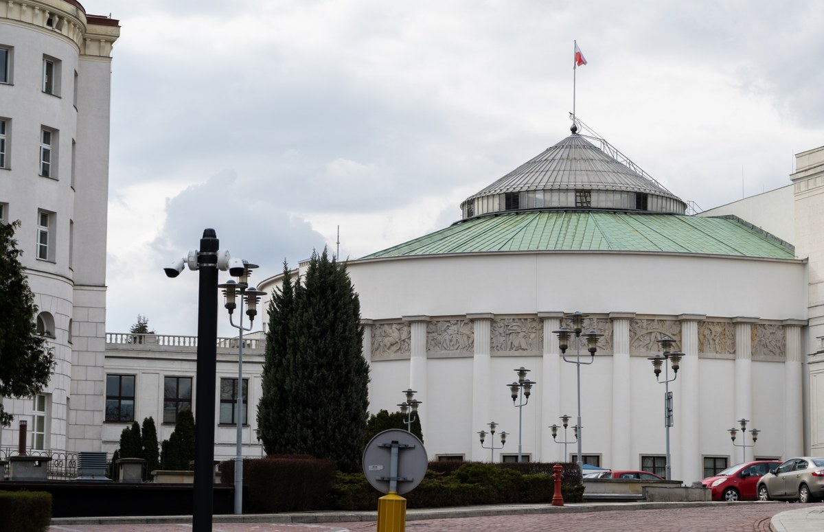 "Prace testowe i wdrożenie nowego systemu usługi transmisji" miały odpowiadać za wpadkę, do jakiej doszło we wtorek w Sejmie. Klub Lewicy spotkał się na tajnych obradach, które omyłkowo trafiły na ekrany telewizorów w hotelu poselskim. Ze sprawy tłumaczy się Kancelaria Sejmu. Lewica mówi o skandalu.