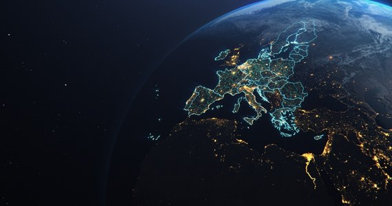 Na świecie rośnie popularność sztucznej inteligencji. W rozwoju tej technologii przodują Amerykanie, ale swój kawałek tortu chcą mieć również Europejczycy. Dlatego, jak pisze Politico, „kraje od Hiszpanii po Rumunię inwestują w tworzenie chatbotów posługujących się narodowymi językami”. Z tyłu nie chce zostać również Polska.