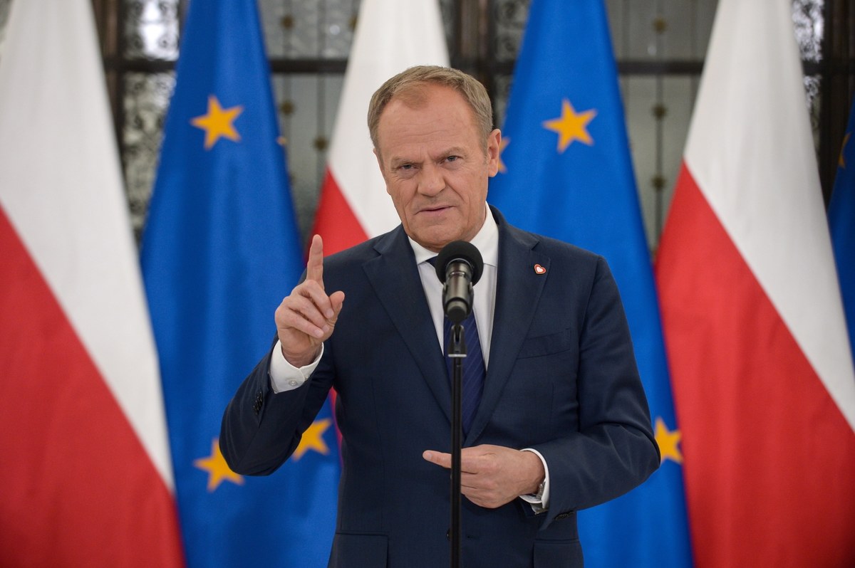 Parlament Europejski przyjął dziś pakt migracyjny. Rozporządzenie wprowadzające mechanizm tzw. dobrowolnej solidarności zaakceptowano głosami 301 deputowanych, 272 było przeciw, 46 wstrzymało się od głosu. "Polska nie zgodzi się na mechanizm relokacji tak czy inaczej " - powiedział na popołudniowej konferencji prasowej premier Donald Tusk.