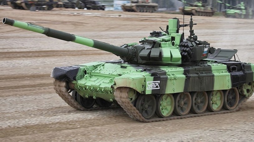 Siły Zbrojne Ukrainy pokazały na filmie, jak w szybki, tani i prosty sposób wyeliminować z frontu fabrycznie nowy rosyjski czołg T-72B3M za pomocą małego drona.