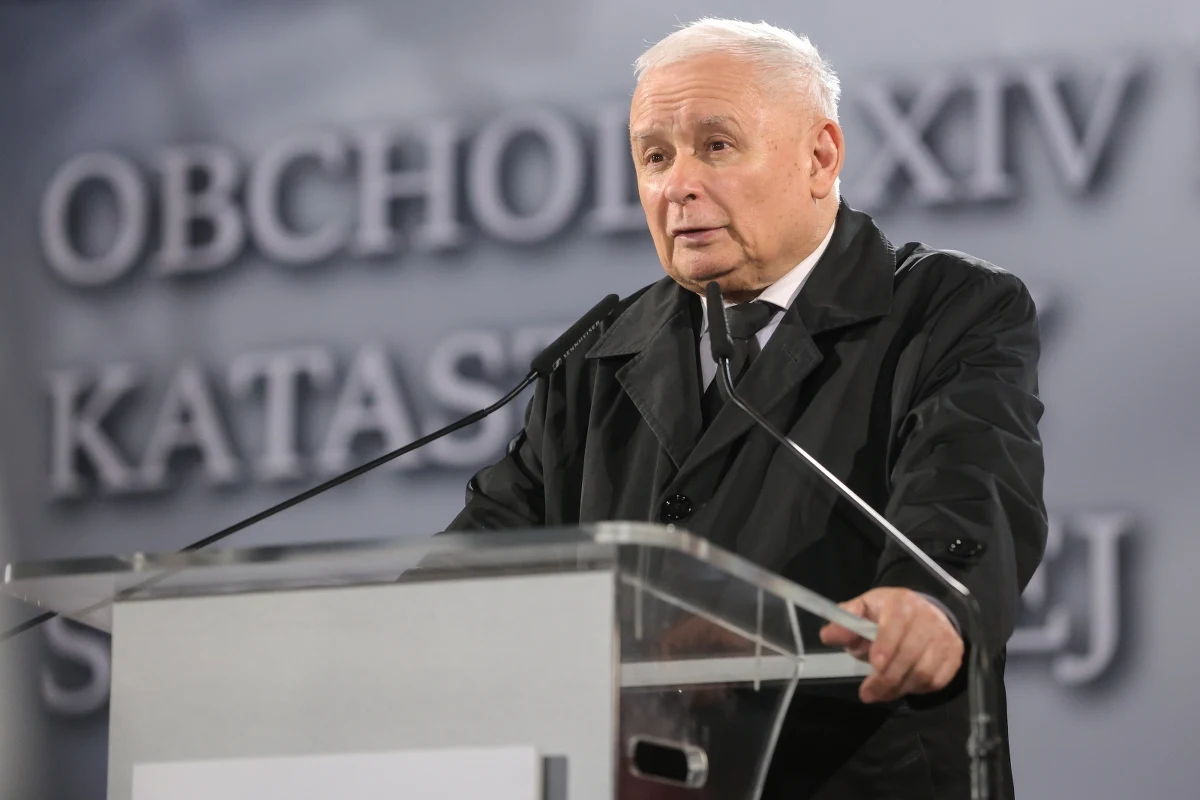 "To był zamach Putina. Co do udziału innych, no to może to jest przed nami, byśmy do końca o tym wiedzieli" - powiedział prezes Prawa i Sprawiedliwości Jarosław Kaczyński podczas uroczystości przed Pałacem Prezydenckim w związku z 14. rocznicą katastrofy smoleńskiej.
