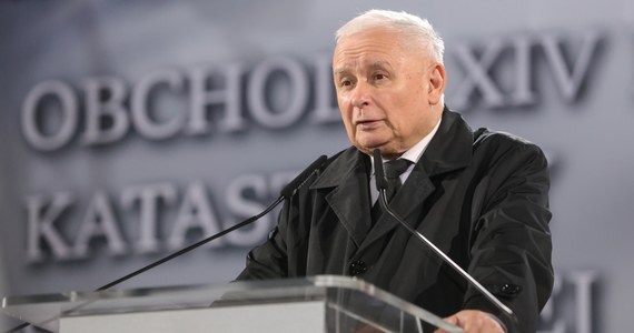 "To był zamach Putina. Co do udziału innych, no to może to jest przed nami, byśmy do końca o tym wiedzieli" - powiedział prezes Prawa i Sprawiedliwości Jarosław Kaczyński podczas uroczystości przed Pałacem Prezydenckim w związku z 14. rocznicą katastrofy smoleńskiej.