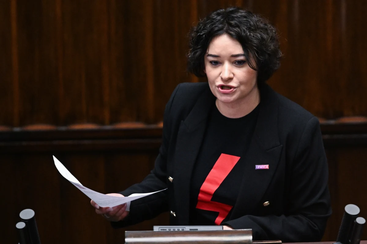 Anna Maria Żukowska i Marcelina Zawisza z Lewicy mają zasiąść w nadzwyczajnej komisji ds. aborcji, jeśli takowa zostanie powołana. "Naszym obowiązkiem jako polityków jest stworzyć bezpieczeństwo dla wszystkich. Niezależnie, kto w co wierzy i co uważa, czy ktoś jest katolikiem, czy osobą niewierzącą" - mówiła w środę w Rozmowie w południe w Radiu RMF24 posłanka KO Monika Rosa, która również ma zasiąść w komisji.