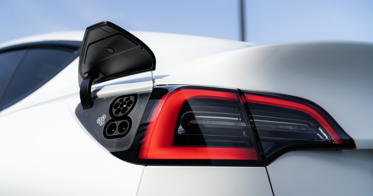 Czteroletnie Tesle oblewają przeglądy. Skala jest zaskakująca