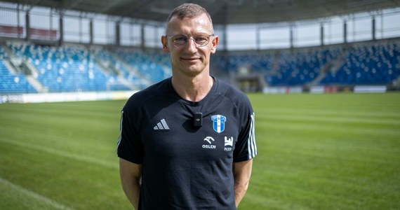 Dariusz Żuraw - były piłkarz, a dziś szkoleniowiec - przez siedem lat bronił barw Hannoveru 96. Na obiektach akademii tego klubu latem podczas Euro 2024 trenować będzie nasza reprezentacja. Trener w rozmowie z RMF FM wspominał czas swojej gry w Bundeslidze. Przyznał, że w Hanowerze do dziś jest z sympatią wspominany przez kibiców. Mówił też o tym, o co w końcówce sezonu pierwszej ligi będzie walczyć Wisła Płock.