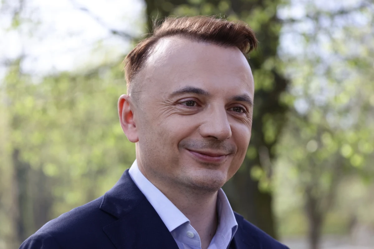 "Cel minimum udało się zrealizować" - powiedział w Rozmowie w południe w Radiu RMF24 Łukasz Gibała. Kandydat na prezydenta Krakowa dostał się do drugiej tury, w której zmierzy się z Aleksandrem Miszalskim. Polityk powiedział, że za jego gorszy wynik odpowiada m.in. piękna pogoda w dniu wyborów czy krakowska wizyta Donalda Tuska, podczas której premier poparł Miszalskiego.