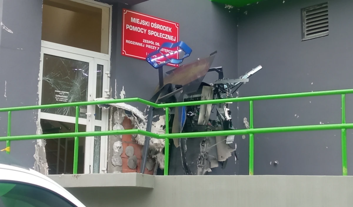 Na jednym z krakowskich osiedli doszło do eksplozji bankomatu. Wybuch był tak silny, że uszkodzony został budynek i kilka samochodów. Informację o zdarzeniu otrzymaliśmy na Gorącą Linię RMF FM.