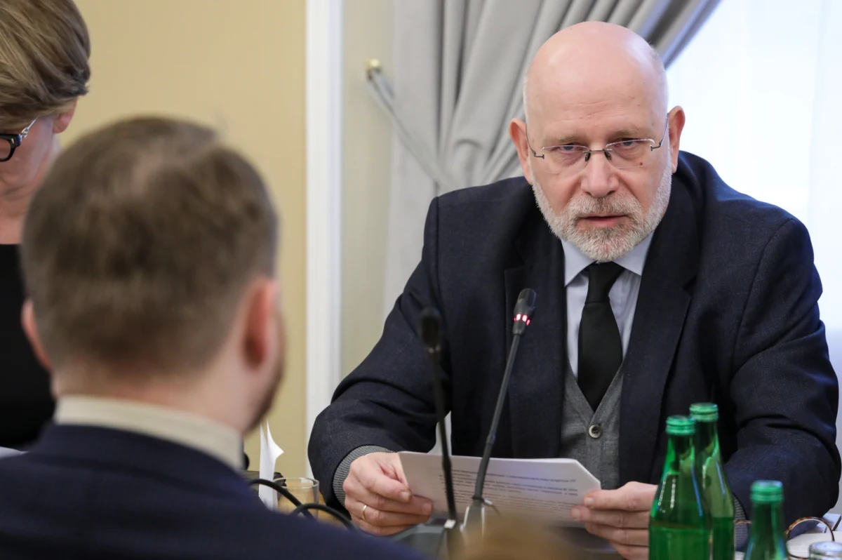 Rozważam zwrócenie się z wnioskiem do parlamentu o Trybunał Stanu dla przewodniczącego KRRiT Macieja Świrskiego - podkreślił minister kultury Bartłomiej Sienkiewicz. Jego zdaniem nieprzekazanie przez szefa Rady pieniędzy z abonamentu mediom publicznym ma wszelkie znamiona poważnego naruszenia prawa.