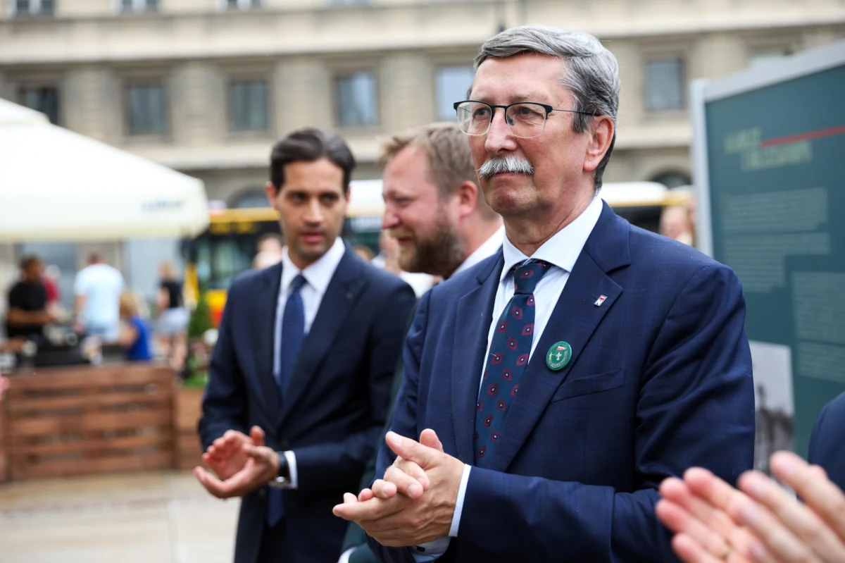 Instytut im. Romana Dmowskiego i Ignacego Jana Paderewskiego miał być wehikułem do transmitowania pieniędzy do środowisk ekstremistycznych - powiedział minister kultury Bartłomiej Sienkiewicz. "Trwa rozmowa odwoławcza z dyrektorem Janem Żarynem" - poinformował. Ponadto Sienkiewicz poinformował, że odwołany został Radosław Śmigulski, dotychczasowy dyrektor Polskiego Instytutu Sztuki Filmowej.