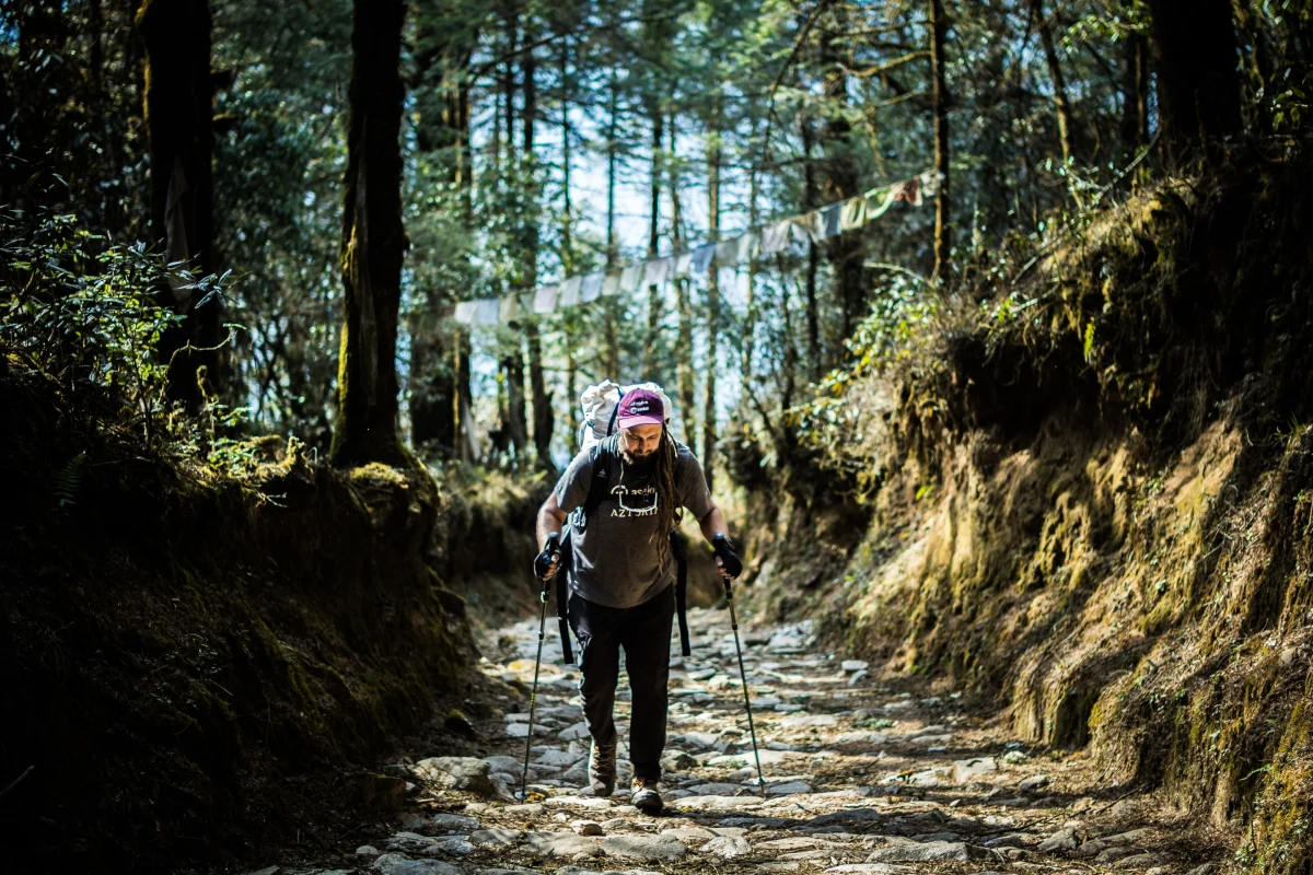 Trzeci tydzień wyprawy Mateusza Waligóry na Everest z poziomu morza upłynął pod znakiem górskich premii, czyli niekończących się podjazdów na finał rowerowego etapu oraz dotarcia do miejsca, w którym większość ludzi dopiero zaczyna swoją drogę na Everest. 