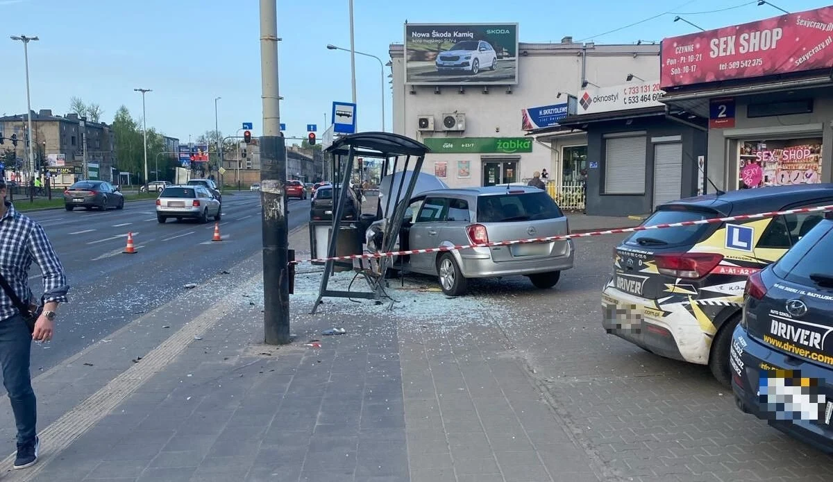 W czwartek przed południem w wiatę przystankową w Łodzi uderzył samochód osobowy. Ogromne szczęście miała 48-letnia kobieta, która czekała wówczas na autobus. Z wypadku wyszła z niegroźnymi obrażeniami.