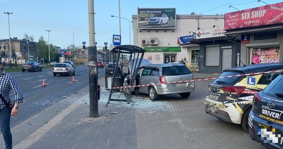 W czwartek przed południem w wiatę przystankową w Łodzi uderzył samochód osobowy. Ogromne szczęście miała 48-letnia kobieta, która czekała wówczas na autobus. Z wypadku wyszła z niegroźnymi obrażeniami.