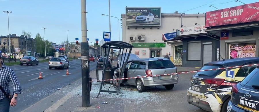 W czwartek przed południem w wiatę przystankową w Łodzi uderzył samochód osobowy. Ogromne szczęście miała 48-letnia kobieta, która czekała wówczas na autobus. Z wypadku wyszła z niegroźnymi obrażeniami.