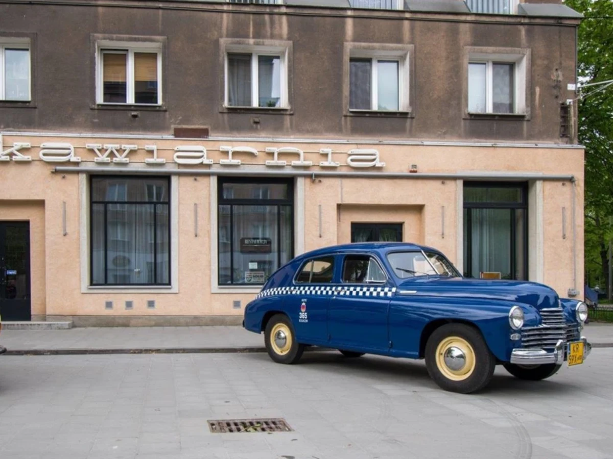 Po kilkudziesięciu latach do floty MPK SA w Krakowie wrócił wyjątkowy pojazd – to licząca prawie 70 lat taksówka marki Warszawa M20. Ten samochód był wykorzystywany przez krakowskiego przewoźnika od 1956 roku.