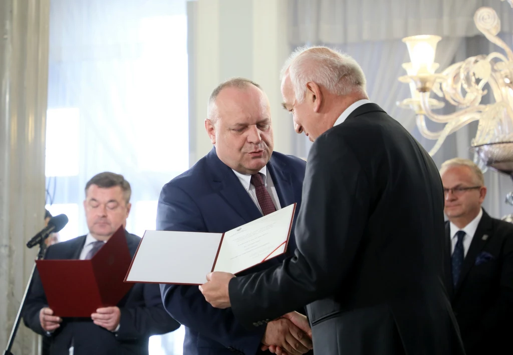 Jarosław Duda odbiera zaświadczenie o wyborze na europosła