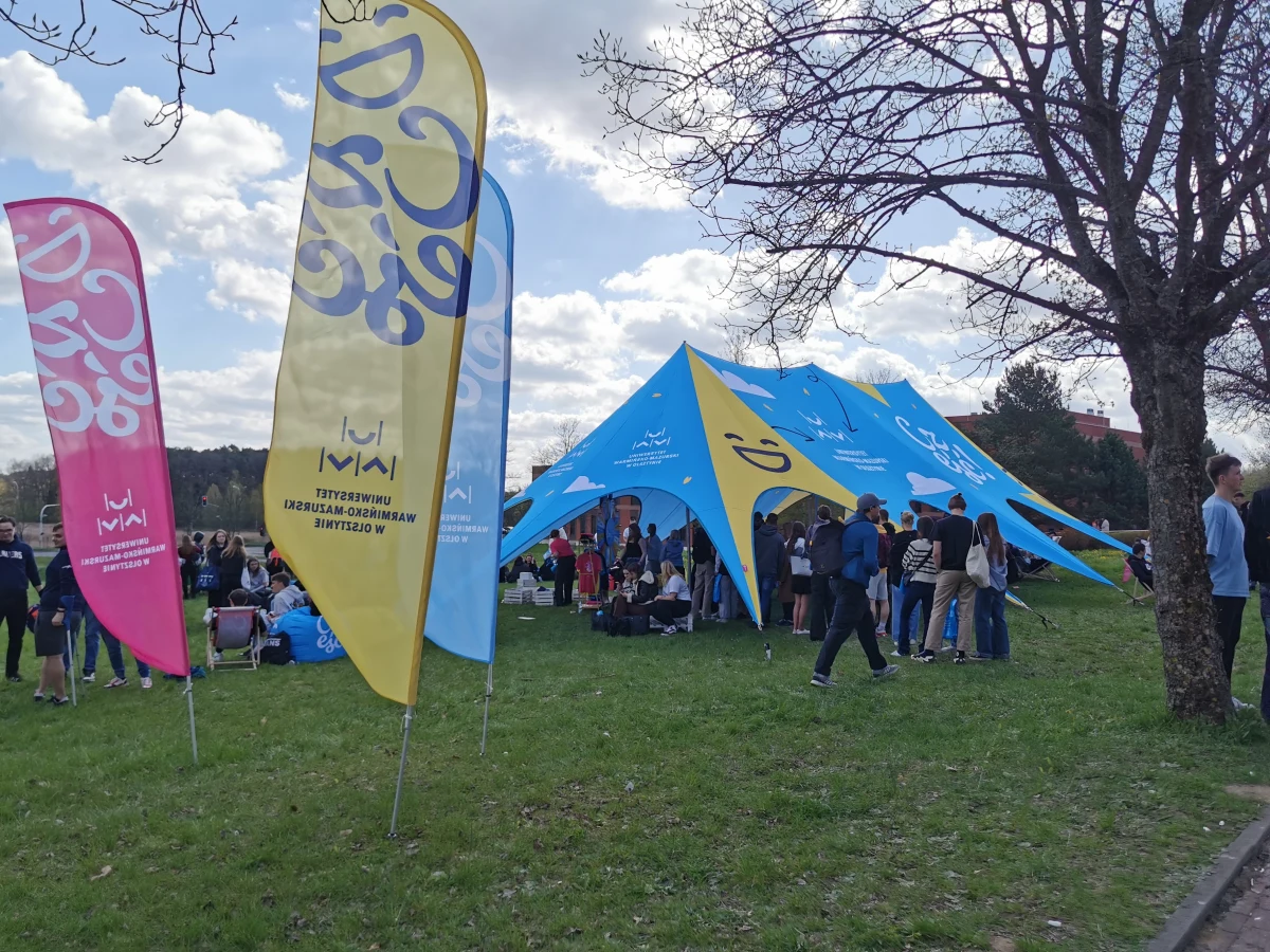 Jakie kierunki są najpopularniejsze? Po których najszybciej można znaleźć pracę? Z takimi m.in. pytaniami maturzyści odwiedzili dzisiaj bibliotekę główną UWM. To tam wydziały i koła naukowe zachęcały do studiowania w Kortowie. 
