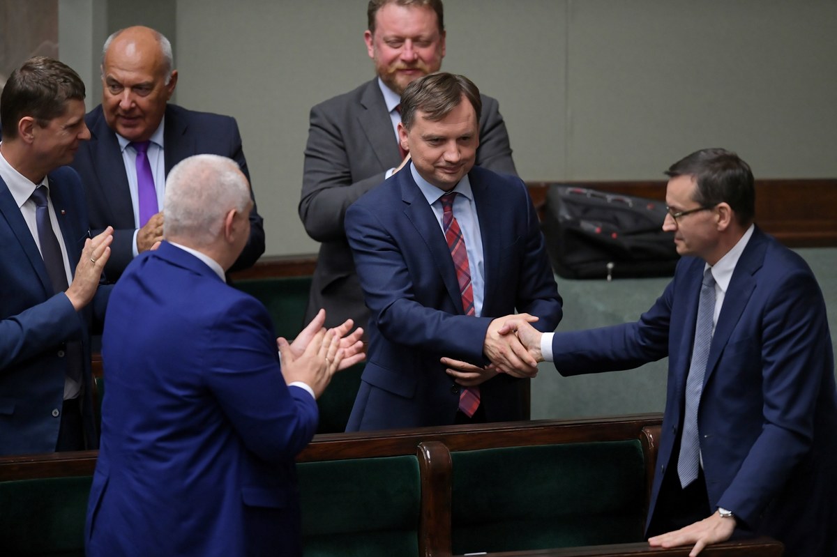 Członkowie zespołu ds. rozliczeń PiS złożyli w czwartek zawiadomienie o możliwości popełnienia przestępstwa przez b. premiera Mateusza Morawieckiego i b. ministra sprawiedliwości Zbigniewa Ziobro. Chodzi o blokowanie środków z KPO.