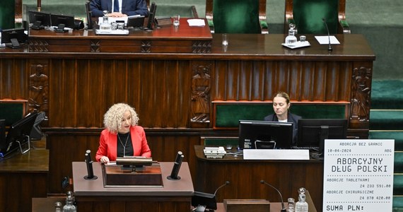 W czwartek debata, w piątek głosowanie. Sejm rozpoczął dyskusję na temat aborcji. Trzy partie zgłosiły cztery projekty ustaw - dwa przygotowała Lewica, po jednym KO i Trzecia Droga. Projekty różnią się pod kątem podejścia do liberalizacji prawa aborcyjnego. Obowiązujące w Polsce od 1993 roku przepisy zostały zmienione w wyniku wyroku Trybunału Konstytucyjnego z 2020 roku. Dziś wielu ekspertów i polityków uważa, że wyrok Trybunału nie ma mocy prawnej, a kompromis aborcyjny sprzed ponad 30 lat należy zmienić. Parlamentarzyści dyskutują tę właśnie kwestię.