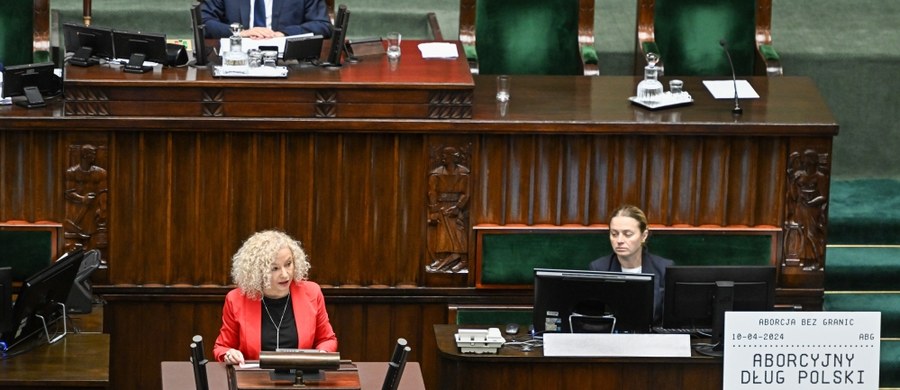 W czwartek debata, w piątek głosowanie. Sejm rozpoczął dyskusję na temat aborcji. Trzy partie zgłosiły cztery projekty ustaw - dwa przygotowała Lewica, po jednym KO i Trzecia Droga. Projekty różnią się pod kątem podejścia do liberalizacji prawa aborcyjnego. Obowiązujące w Polsce od 1993 roku przepisy zostały zmienione w wyniku wyroku Trybunału Konstytucyjnego z 2020 roku. Dziś wielu ekspertów i polityków uważa, że wyrok Trybunału nie ma mocy prawnej, a kompromis aborcyjny sprzed ponad 30 lat należy zmienić. Parlamentarzyści dyskutują tę właśnie kwestię.