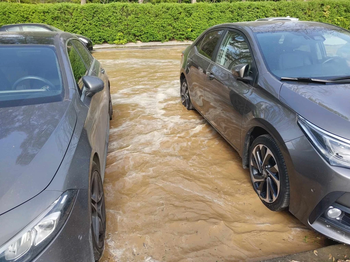 Podczas prac robotnicy uszkodzili wodociąg przy ul. Kocmyrzowskiej w Krakowie - informuje reporter RMF MAXX. Efekt jest taki, że woda zalała ul. Jarzębiny i plac budowy.