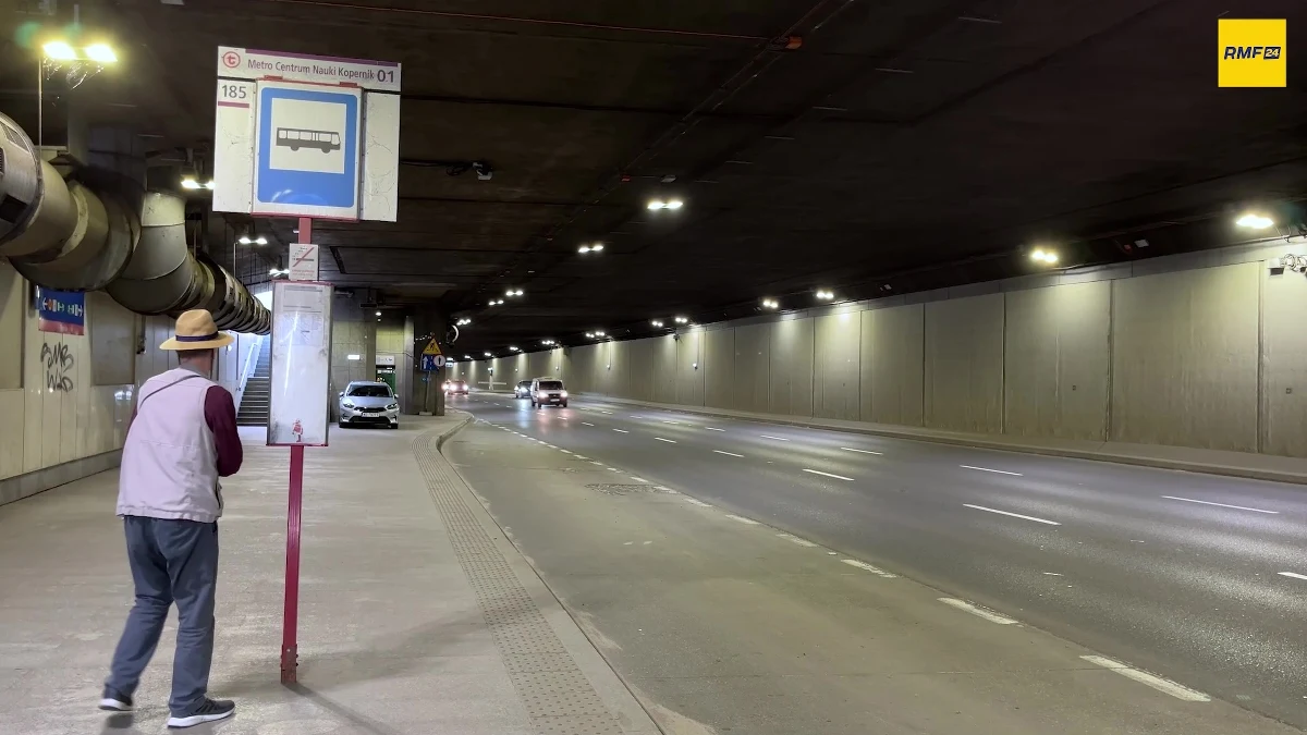 Czekanie na autobus linii 185 w tunelu Wisłostrady to koszmar. Hałas jest tu nie do zniesienia, samochody pędzą znacznie szybciej niż zezwalają na to przepisy. Pasażerowie mają jednak swoje sposoby, jak przetrwać oczekiwanie na przyjazd autobusu w tym miejscu.