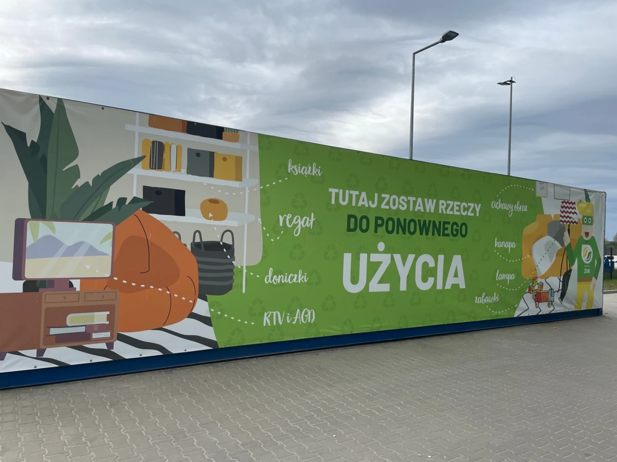 "Można użyć je do zabezpieczania okien, łatania dachów czy wzmacniania okopów" – wylicza Andrzej Gorczycki prezes Zakładu Usług Komunalnych w Wejherowie. Zakład wciąż prowadzi zbiórkę banerów. Z części zostaną uszyte torby na tak zwane paczki żywnościowe. 