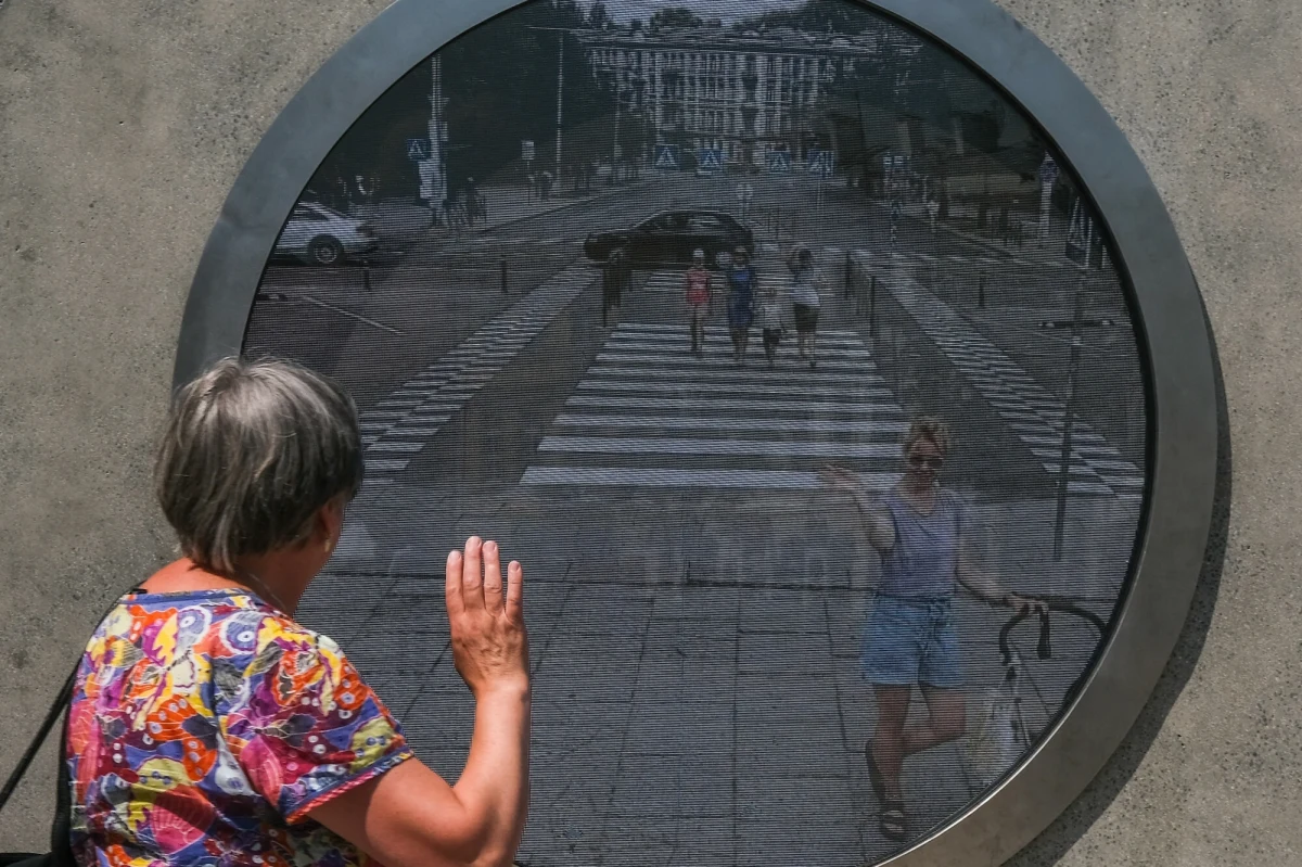 Już nie tylko mieszkańcom Wilna będzie można machać podczas spacerów po pl. Litewskim. Na okrągłym ekranie ma się pojawić wkrótce przekaz z Nowego Jorku i Dublina. Ale na razie portal wyłączono
