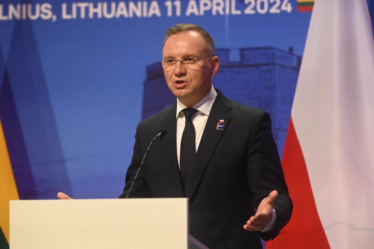 Andrzej Duda, Wołodymyr Zełenski, Petr Pavel, Gitanas Nauseda i m.in. Edgars Rinkeviczs wzięli udział w 9. szczycie Inicjatywy Trójmorza, które odbyło się dziś w Wilnie. Liderzy państw rozmawiali m.in. o wspólnych projektach infrastrukturalnych i wspieraniu Ukrainy. "My dopiero budowę tego systemu rozpoczynamy w Polsce, ten system absolutnie w Polsce nie jest jeszcze gotowy. My tak naprawdę dzisiaj - jako Polska - nie mamy czego przekazać, nawet gdybyśmy chcieli" - tak prezydent Polski mówił o systemie obrony przeciwrakietowej  Patriot w naszym kraju.