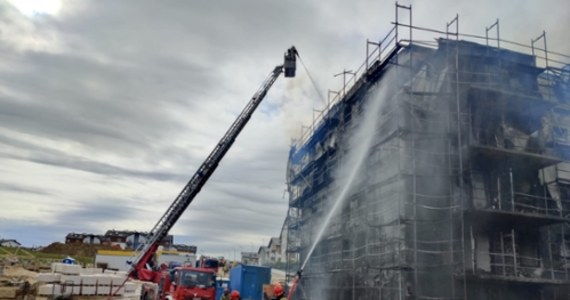 Dwanaście zastępów straży pożarnej walczyło z pożarem elewacji czteropiętrowego bloku w trakcie budowy w Gdańsku.
