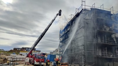 Pożar elewacji bloku w trakcie budowy w Gdańsku