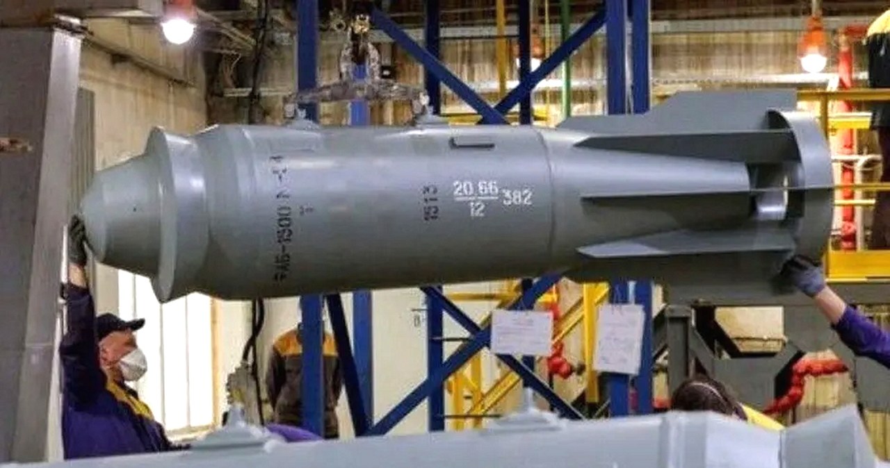 Rosjanie pokazali, w jak spektakularny sposób uderzyli swoją jedną z najpotężniejszych bomb lotniczych FAB-1500 na obiekty przemysłowe w ukraińskiej Krasnohoriwce.