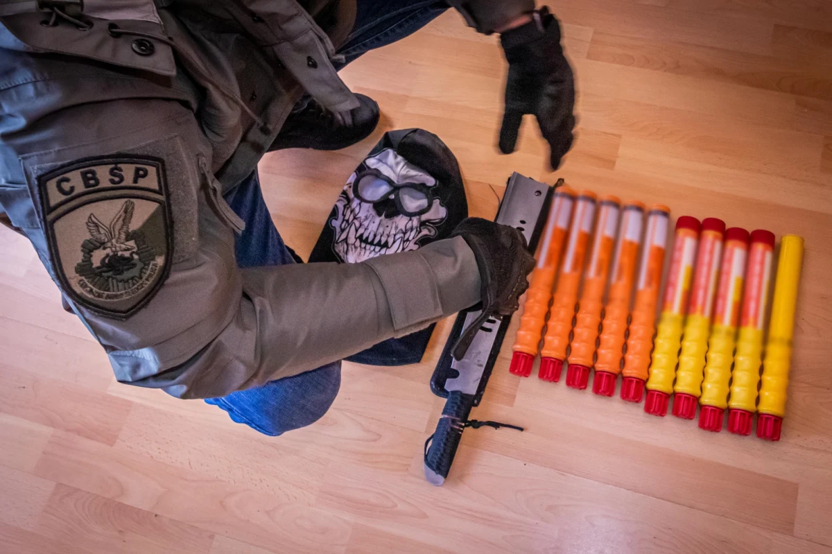 36 osób zostało objętych aktem oskarżenia w śledztwie zorganizowanej grupy przestępczej powiązanej ze środowiskiem pseudokibiców jednego z krakowskich klubów – poinformowała Prokuratura Krajowa. Oskarżeni mieli łącznie popełnić 180 przestępstw.  