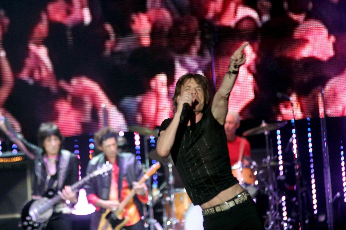 Zespół The Rolling Stones opublikował w mediach społecznościowych krótki dokument o pierwszym występie w Chinach kontynentalnych. W 2006 roku Stonesi, po dwóch nieudanych próbach we wcześniejszych latach, zagrali w Szanghaju. 