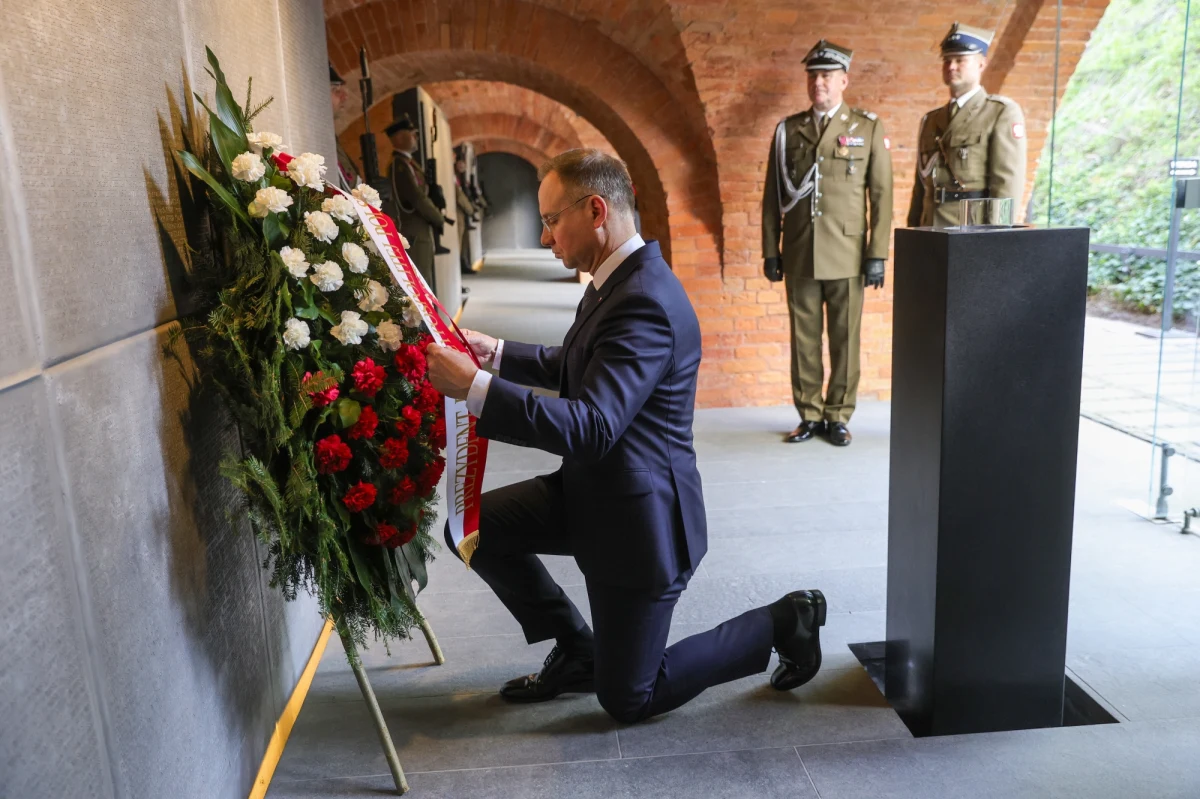 Prezydent Andrzej Duda złożył dziś wieniec przed Epitafium Katyńskim na warszawskiej cytadeli. Przywódca mówił także o konieczności karania podobnych zbrodni. „Twarze sprawców powinny być znane światu” – powiedział. 
