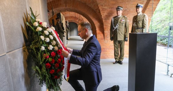 Prezydent Andrzej Duda złożył dziś wieniec przed Epitafium Katyńskim na warszawskiej cytadeli. Przywódca mówił także o konieczności karania podobnych zbrodni. „Twarze sprawców powinny być znane światu” – powiedział. 