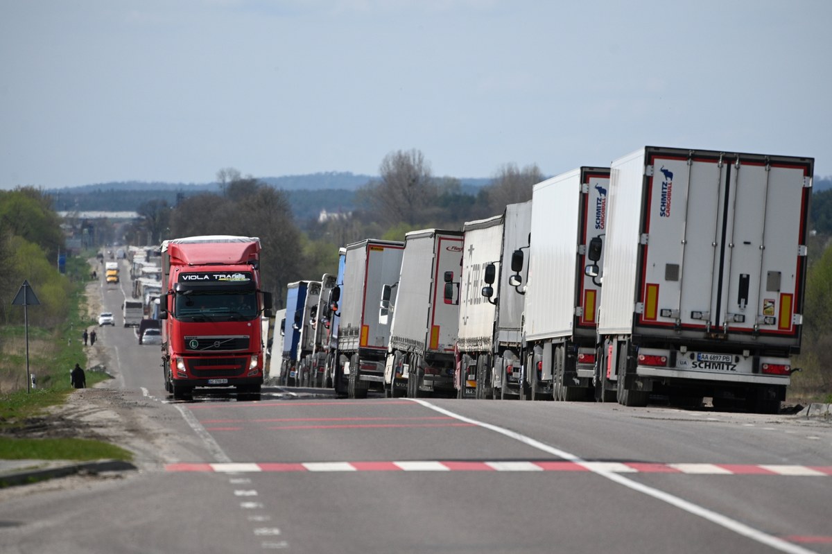 Dodatkowe kontrole ukraińskich przewoźników, którzy wjeżdżają do Polski. Taki - jak ustalił nasz dziennikarz - jest jeden z pomysłów Komisji Europejskiej, by pomóc firmom transportowym z Lubelszczyzny i Podkarpacia. Polscy przewoźnicy od wielu miesięcy skarżą się, że ukraińskie firmy wypychają ich z rynku.