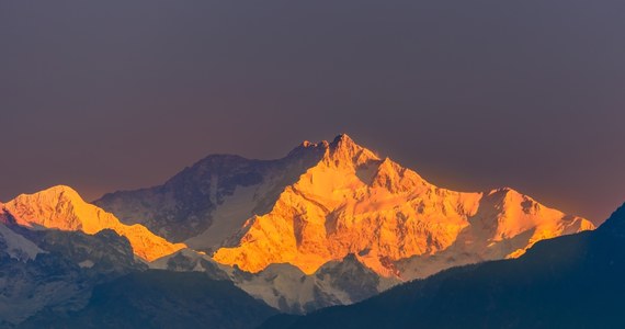 Pierwszy zjazd w historii z trzeciego szczytu świata, Kanczendzongi (8586 m n.p.m.) będzie celem wiosennej wyprawy w Himalaje. W niedzielę 14 kwietnia do Nepalu wylecą Bartosz Ziemski i Oswald Rodrigo Pereira. Dwuosobowy zespół ma dodatkowo w planie wejście na Makalu (8481m).