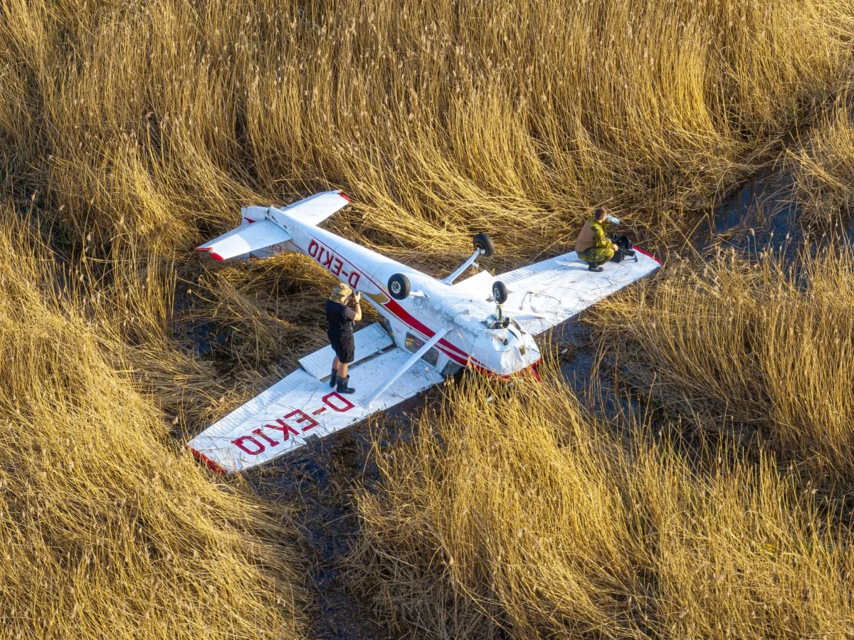 W marcu Cessna 150 wylądowała awaryjnie na podmokłych terenach w dzielnicy Wawer w Warszawie. Pilot i pasażerka nie odnieśli poważnych obrażeń, a wyjaśnieniem przyczyn zdarzenia zajęła się prokuratura. Awionetka leżąca od 1 marca na dachu, stała się obiektem zainteresowania i celem wycieczek. To niebezpieczny, bagnisty teren, a z samolotu wyciekły łatwopalne substancje. Właścicielka apeluje o rozsądek i uszanowanie jej własności.