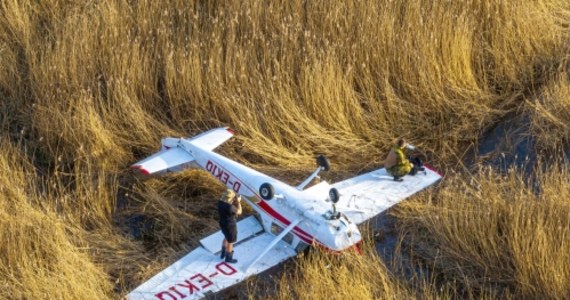 W marcu Cessna 150 wylądowała awaryjnie na podmokłych terenach w dzielnicy Wawer w Warszawie. Pilot i pasażerka nie odnieśli poważnych obrażeń, a wyjaśnieniem przyczyn zdarzenia zajęła się prokuratura. Awionetka leżąca od 1 marca na dachu, stała się obiektem zainteresowania i celem wycieczek. To niebezpieczny, bagnisty teren, a z samolotu wyciekły łatwopalne substancje. Właścicielka apeluje o rozsądek i uszanowanie jej własności.