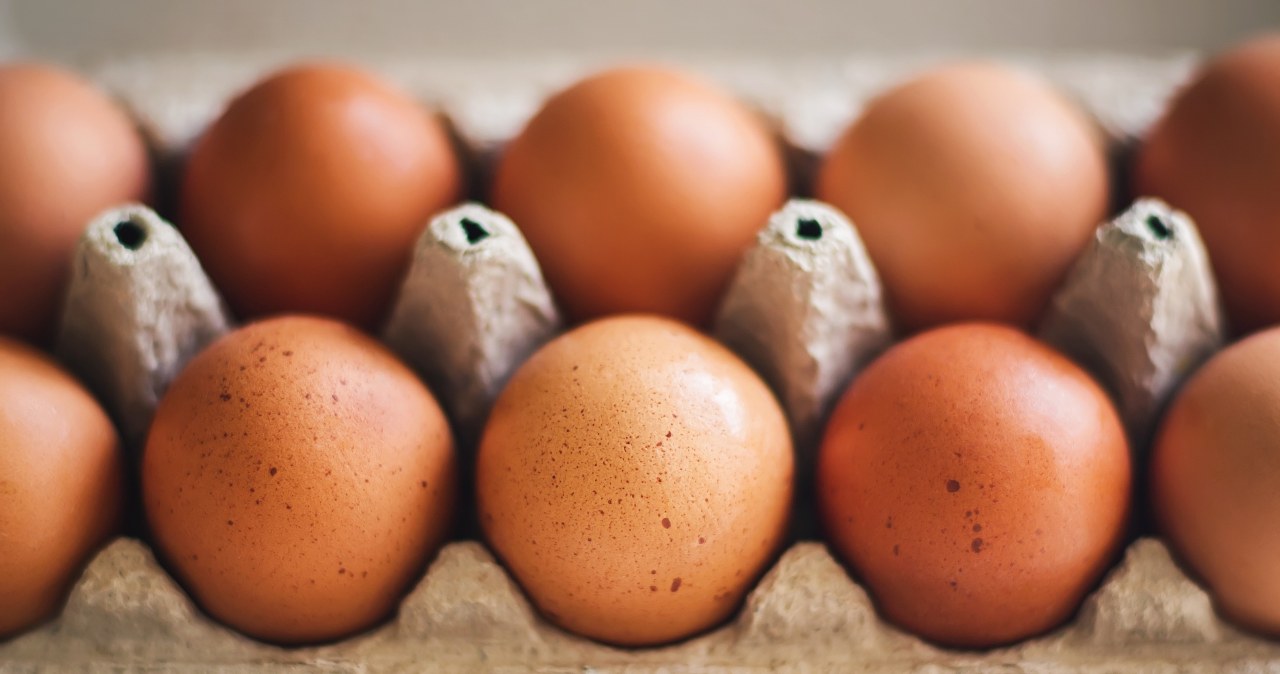 Znana sieć sklepów z istotnym komunikatem do klientów. Chodzi o jaja