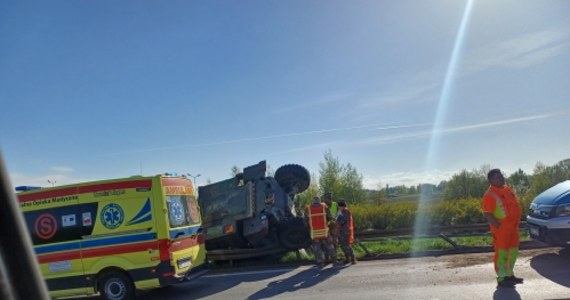 Wojskowy pojazd wypadł z drogi na rondzie w miejscowości Arynów w okolicy Mińska Mazowieckiego na Mazowszu. Ranny jest żołnierz.