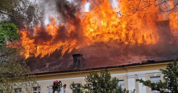 W budynku Akademii Jakuba z Paradyża przy ulicy Teatralnej w Gorzowie Wielkopolskim w piątek wybuchł potężny pożar. Na miejscu było 21 zastępów straży pożarnej. Pożar jest dogaszany. Jeden ze strażaków został niegroźnie ranny, nie ma informacji o innych poszkodowanych.