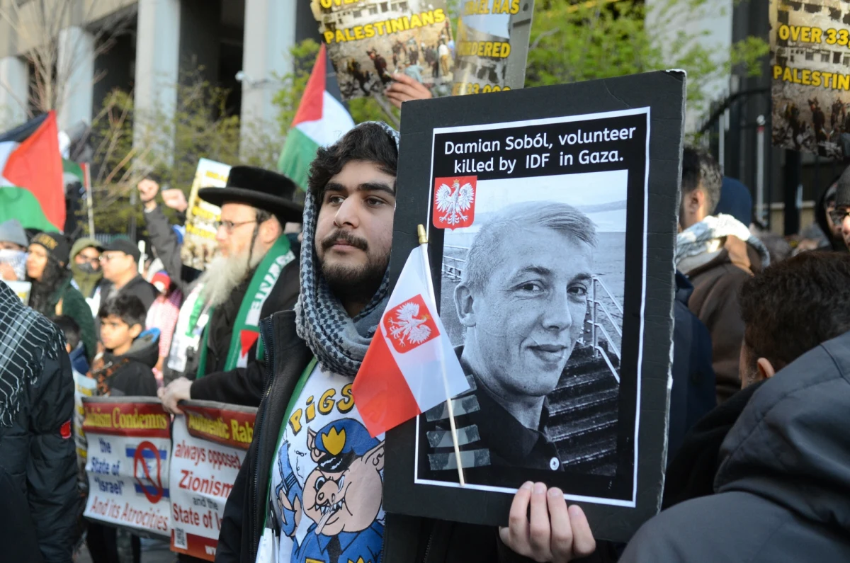 Ciało polskiego wolontariusza Damiana Sobola jest już w Polsce - przekazał wiceszef MSZ Władysław Teofil Bartoszewski. Polak zginął w Strefie Gazy, gdy konwój humanitarny, z którym podróżował został zaatakowany przez wojsko Izraela. Prokuratura w Przemyślu prowadzi śledztwo w tej sprawie - zakłada się zabójstwo.