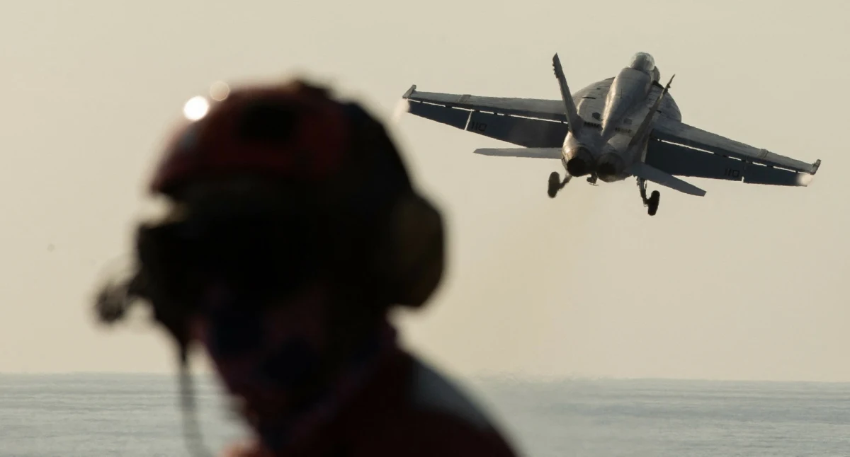 USA ograniczyły podróże personelu ambasady w Izraelu. Francja wzywa swoich obywateli, by pod żadnym pozorem nie wyruszali do Libanu, Izraela, Palestyny. Benjamin Netanjahu spotka się z gabinetem wojennym, by omówić gotowość Izraela na wypadek ataku. Iran może uderzyć w ciągu doby lub dwóch - informują niektóre amerykańskie media. Bloomberg podał, że pytanie nie powinno brzmieć "czy?", ale "kiedy?". Świat z wielkim niepokojem spogląda w kierunku Bliskiego Wschodu. 