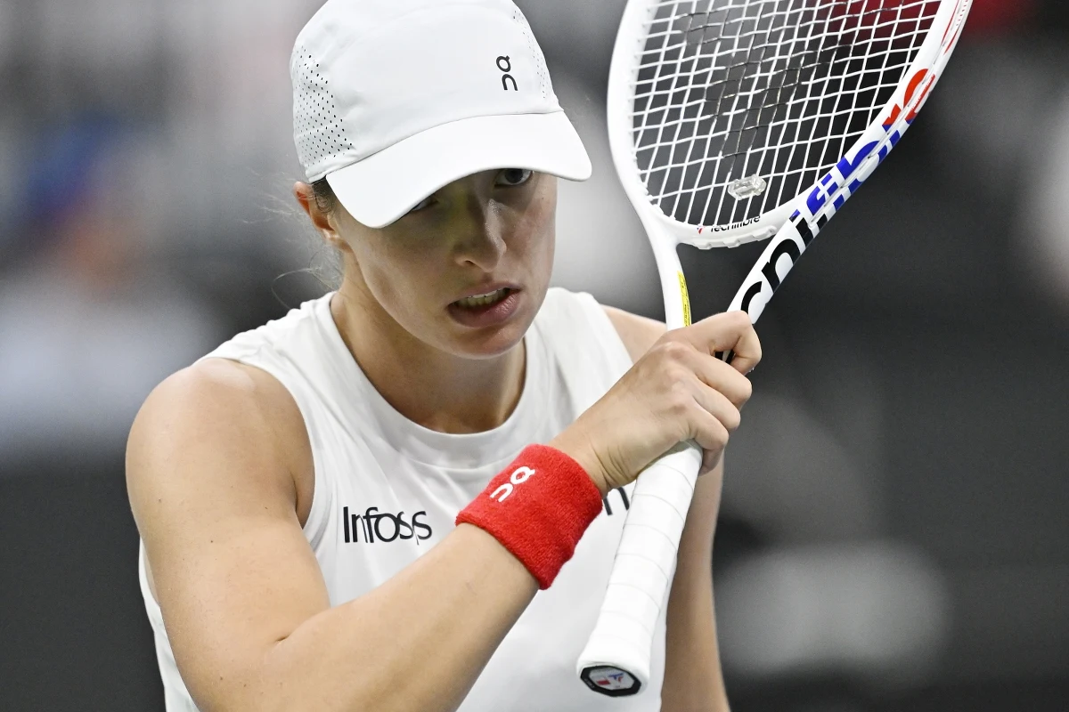 Magdalena Fręch pokonała Celine Naef  6:7 (8-10), 7:5, 6:3 w drugim pojedynku wyjazdowego meczu Polski ze Szwajcarią w tenisowym Pucharze Billie Jean King. W meczu otwarcia na twardej nawierzchni w Biel Iga Świątek wygrała z Simoną Waltert 6:3, 6:1. Polki prowadzą 2:0.