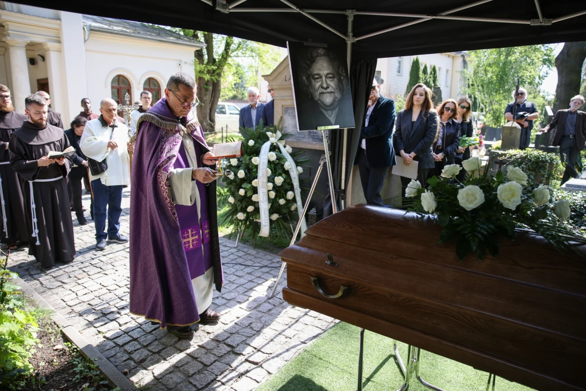Mieczysław Grąbka spoczął w piątek na cmentarzu Rakowickim w Krakowie. Artystę żegnali bliscy i licznie zgromadzone środowisko teatralne. 