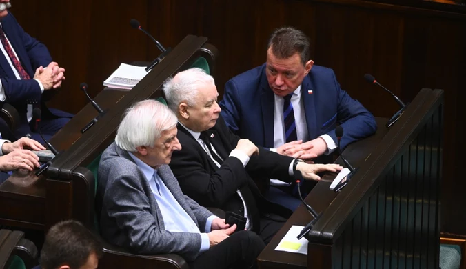 PiS podzielony w głosowaniach. Padają wzajemne oskarżenia