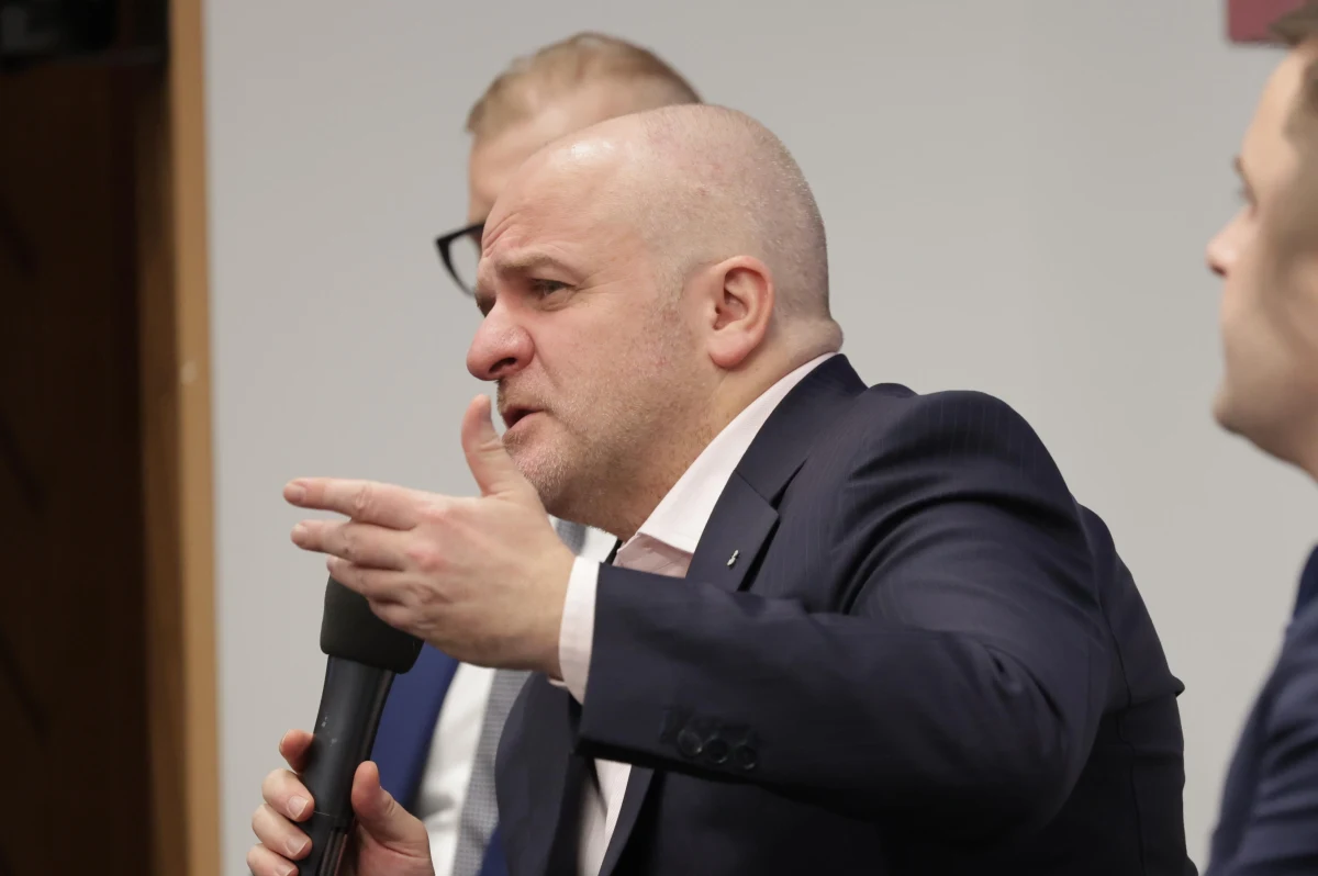 ​Powstanie Rada ds. Współpracy z Ukrainą wszechstronnie działająca na rzecz Ukrainy i jej odbudowy; premier Donald Tusk podpisał zarządzenie w tej sprawie - przekazał Paweł Kowal (KO). Polityk poinformował, że  został przewodniczącym Rady, a w jej skład wejdą również przedstawiciele biznesu.